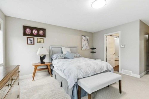 2231 26 Avenue Sw, Calgary, AB - Indoor Photo Showing Bedroom