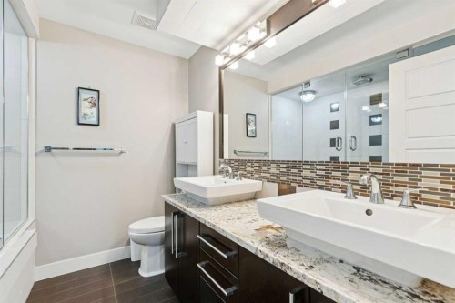 2231 26 Avenue Sw, Calgary, AB - Indoor Photo Showing Bathroom