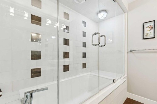 2231 26 Avenue Sw, Calgary, AB - Indoor Photo Showing Bathroom