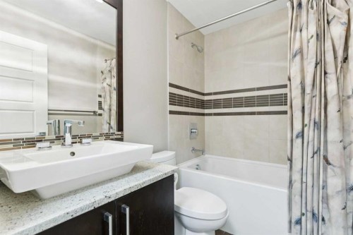 2231 26 Avenue Sw, Calgary, AB - Indoor Photo Showing Bathroom