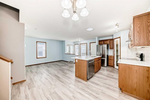 11-33 Stonegate Drive Nw, Airdrie, AB - Indoor Photo Showing Kitchen