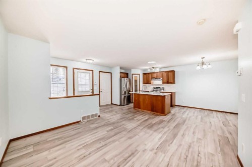 11-33 Stonegate Drive Nw, Airdrie, AB - Indoor Photo Showing Kitchen