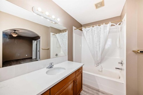11-33 Stonegate Drive Nw, Airdrie, AB - Indoor Photo Showing Bathroom