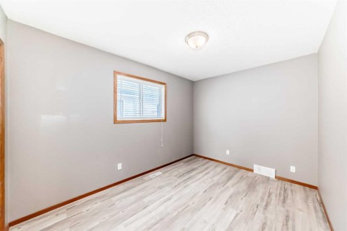 11-33 Stonegate Drive Nw, Airdrie, AB - Indoor Photo Showing Other Room