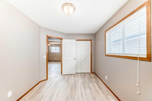 11-33 Stonegate Drive Nw, Airdrie, AB - Indoor Photo Showing Other Room