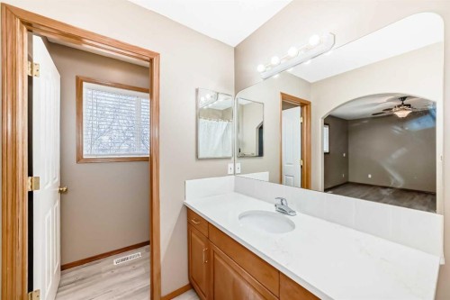 11-33 Stonegate Drive Nw, Airdrie, AB - Indoor Photo Showing Bathroom