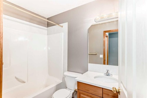 11-33 Stonegate Drive Nw, Airdrie, AB - Indoor Photo Showing Bathroom