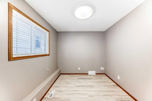 11-33 Stonegate Drive Nw, Airdrie, AB - Indoor Photo Showing Other Room