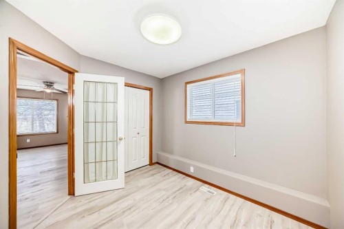 11-33 Stonegate Drive Nw, Airdrie, AB - Indoor Photo Showing Other Room