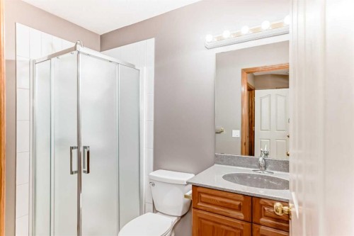 11-33 Stonegate Drive Nw, Airdrie, AB - Indoor Photo Showing Bathroom