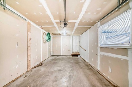 11-33 Stonegate Drive Nw, Airdrie, AB - Indoor Photo Showing Other Room
