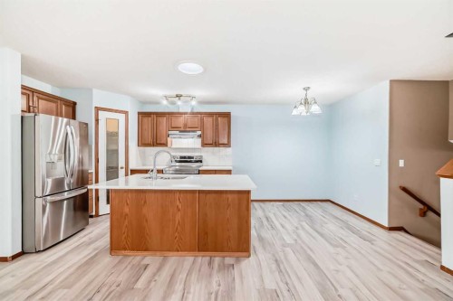 11-33 Stonegate Drive Nw, Airdrie, AB - Indoor Photo Showing Kitchen