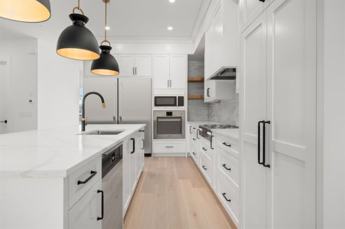 1907 28 Avenue Sw, Calgary, AB - Indoor Photo Showing Kitchen With Upgraded Kitchen