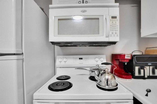 1004 Penrith Crescent Se, Calgary, AB - Indoor Photo Showing Kitchen
