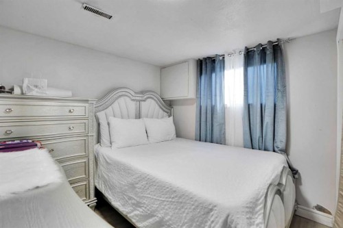 1004 Penrith Crescent Se, Calgary, AB - Indoor Photo Showing Bedroom