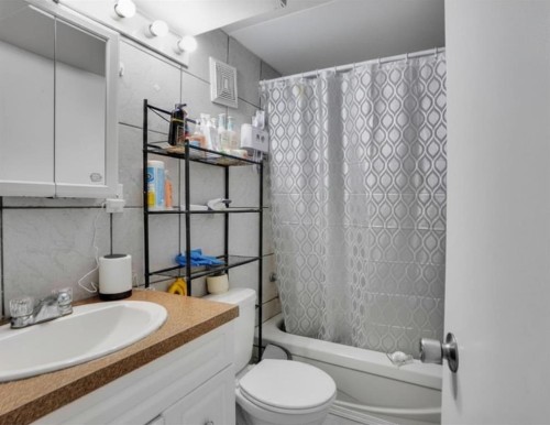1004 Penrith Crescent Se, Calgary, AB - Indoor Photo Showing Bathroom