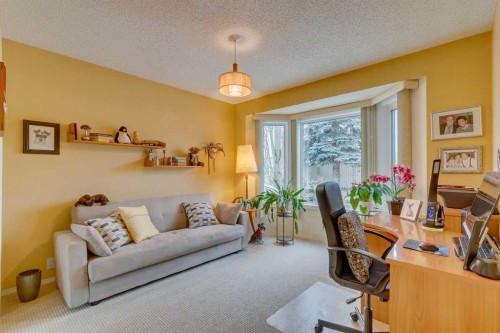 8 Douglas Woods View Se, Calgary, AB - Indoor Photo Showing Living Room