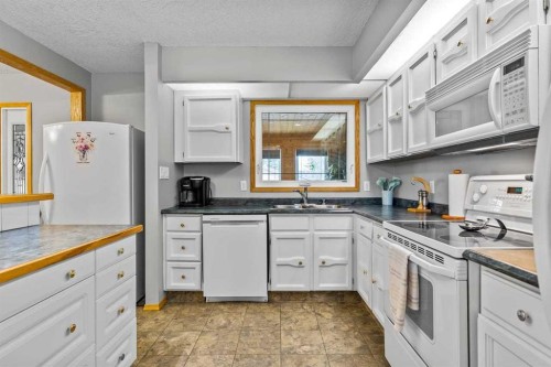 302 Stuart Street, Blackie, AB - Indoor Photo Showing Kitchen