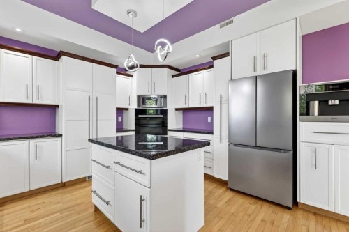 1212 15 Avenue, Didsbury, AB - Indoor Photo Showing Kitchen With Upgraded Kitchen