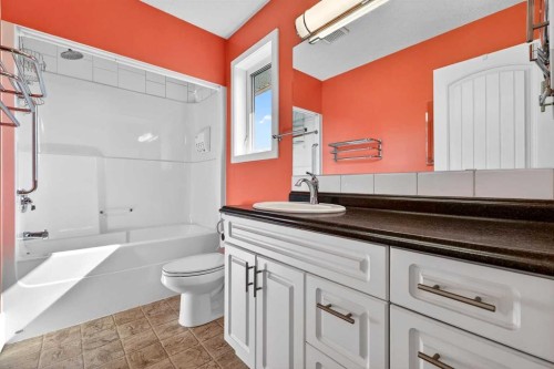 1212 15 Avenue, Didsbury, AB - Indoor Photo Showing Bathroom