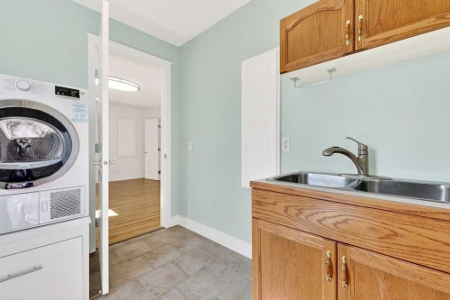 1212 15 Avenue, Didsbury, AB - Indoor Photo Showing Laundry Room