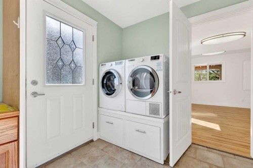 1212 15 Avenue, Didsbury, AB - Indoor Photo Showing Laundry Room