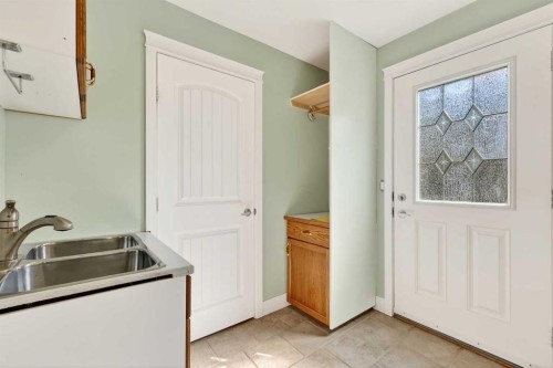 1212 15 Avenue, Didsbury, AB - Indoor
