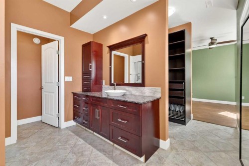 1212 15 Avenue, Didsbury, AB - Indoor Photo Showing Bathroom