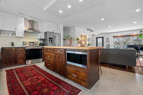 25 Foxwell Road Se, Calgary, AB - Indoor Photo Showing Kitchen With Upgraded Kitchen