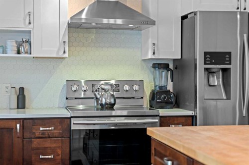 25 Foxwell Road Se, Calgary, AB - Indoor Photo Showing Kitchen
