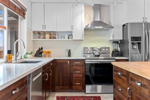25 Foxwell Road Se, Calgary, AB - Indoor Photo Showing Kitchen