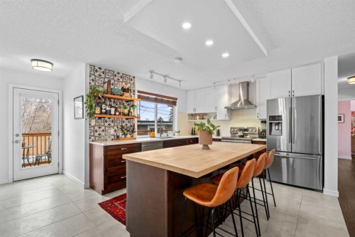25 Foxwell Road Se, Calgary, AB - Indoor Photo Showing Kitchen