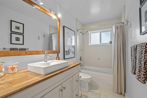 25 Foxwell Road Se, Calgary, AB - Indoor Photo Showing Bathroom