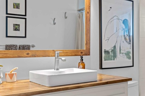 25 Foxwell Road Se, Calgary, AB - Indoor Photo Showing Bathroom