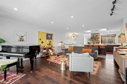 25 Foxwell Road Se, Calgary, AB - Indoor Photo Showing Living Room