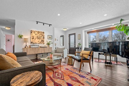 25 Foxwell Road Se, Calgary, AB - Indoor Photo Showing Living Room