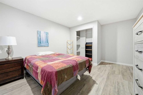 14775 Deer Ridge Drive Se, Calgary, AB - Indoor Photo Showing Bedroom