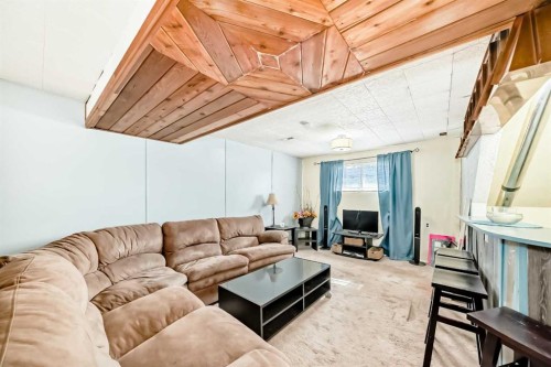 3772 Dover Ridge Drive Se, Calgary, AB - Indoor Photo Showing Living Room