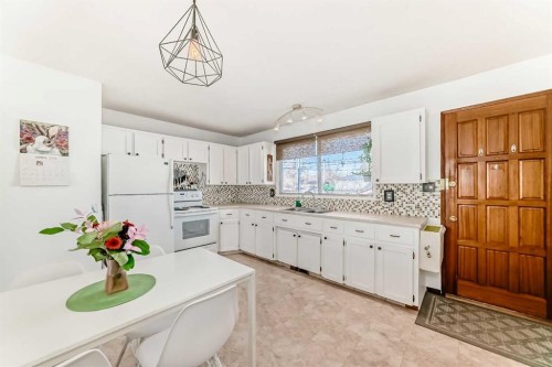 3772 Dover Ridge Drive Se, Calgary, AB - Indoor Photo Showing Kitchen