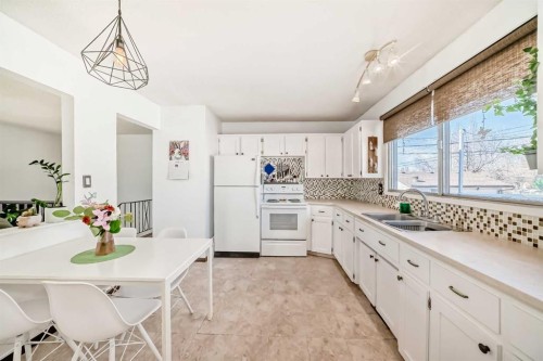 3772 Dover Ridge Drive Se, Calgary, AB - Indoor