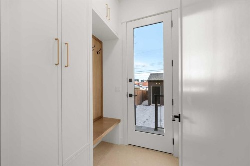 5104 21 Avenue Nw, Calgary, AB - Indoor Photo Showing Other Room