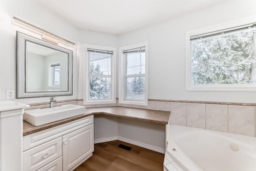 155 Prominence Heights Sw, Calgary, AB - Indoor Photo Showing Bathroom