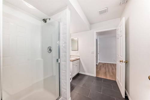 155 Prominence Heights Sw, Calgary, AB - Indoor Photo Showing Bathroom