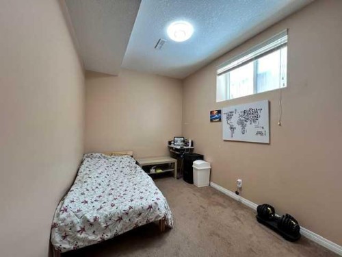 125 Saddlebrook Circle Ne, Calgary, AB - Indoor Photo Showing Bedroom