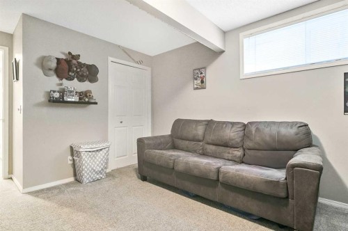 18 Copperstone Link Se, Calgary, AB - Indoor Photo Showing Living Room
