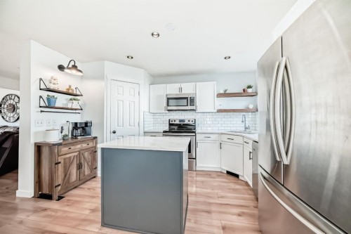 93 Evansford Circle Nw, Calgary, AB - Indoor Photo Showing Kitchen With Stainless Steel Kitchen With Upgraded Kitchen
