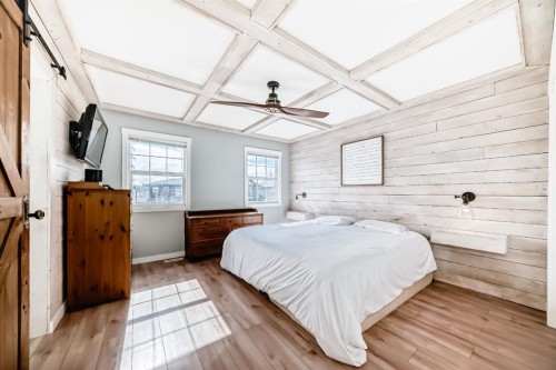 93 Evansford Circle Nw, Calgary, AB - Indoor Photo Showing Bedroom