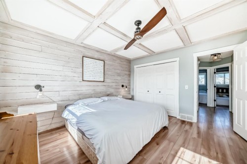 93 Evansford Circle Nw, Calgary, AB - Indoor Photo Showing Bedroom
