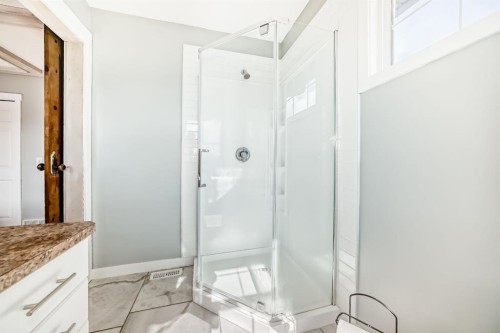 93 Evansford Circle Nw, Calgary, AB - Indoor Photo Showing Bathroom