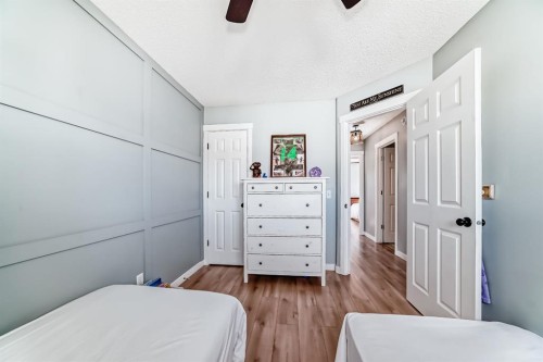 93 Evansford Circle Nw, Calgary, AB - Indoor Photo Showing Bedroom